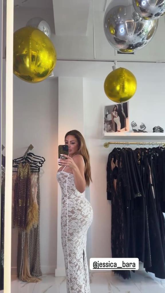 徐娘半老！皮蓬前妻穿吊帶裙自拍，這身材也太炸裂了！