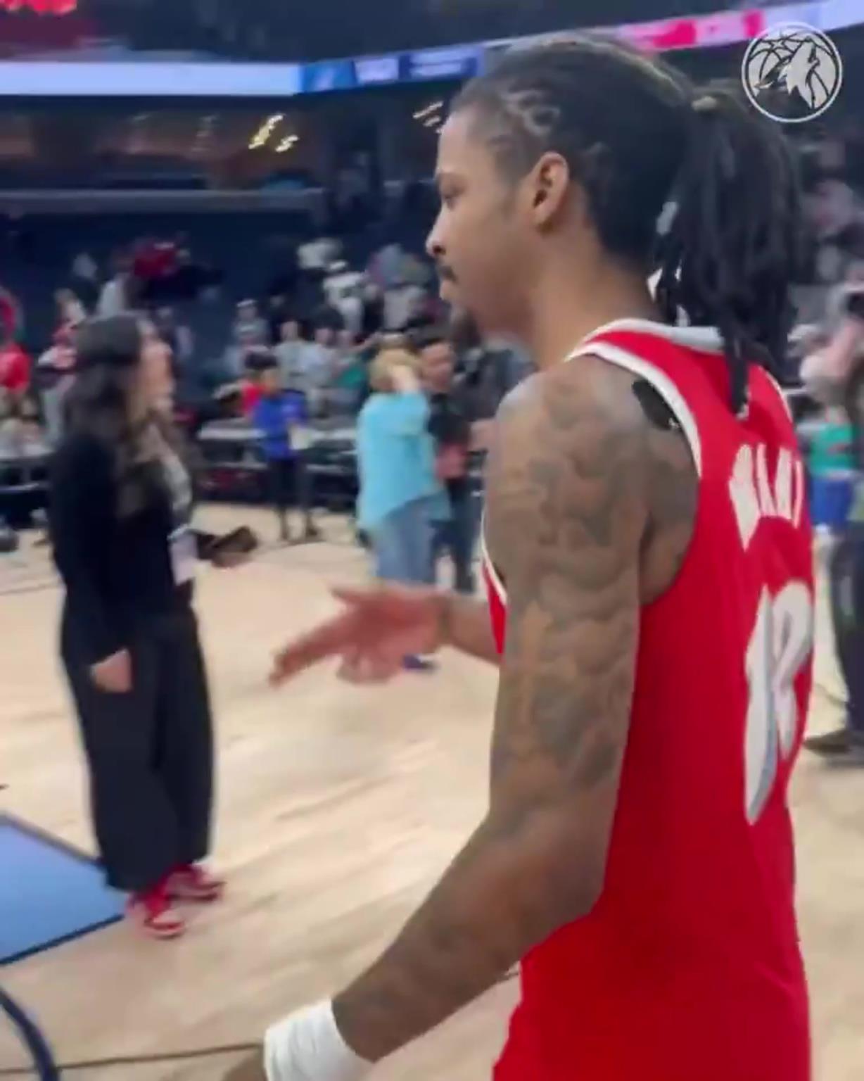 笑死！莫蘭特賽后與華子握手，竟然也是比出“手槍”的手勢(shì)