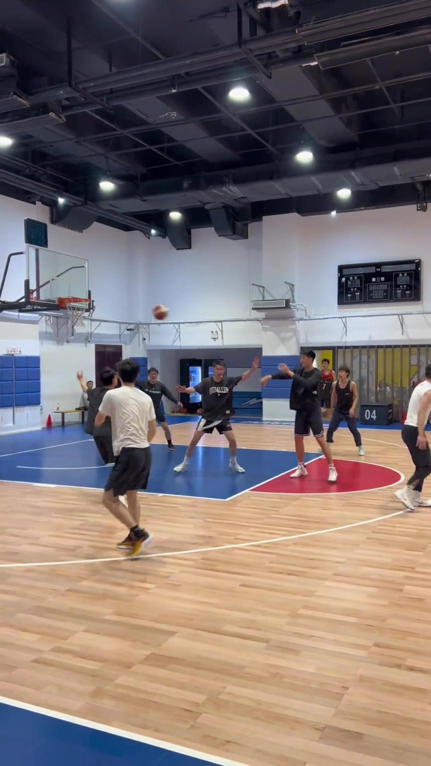 對(duì)手回家后：老婆，我今天在野球場(chǎng)匹配到巔峰馬刺隊(duì)了！