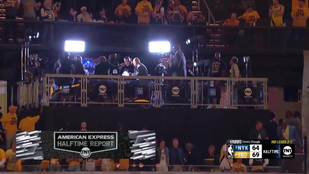 ??？轉(zhuǎn)播鏡頭給到解說看臺，奧尼爾居然抱著一個人在彎舉