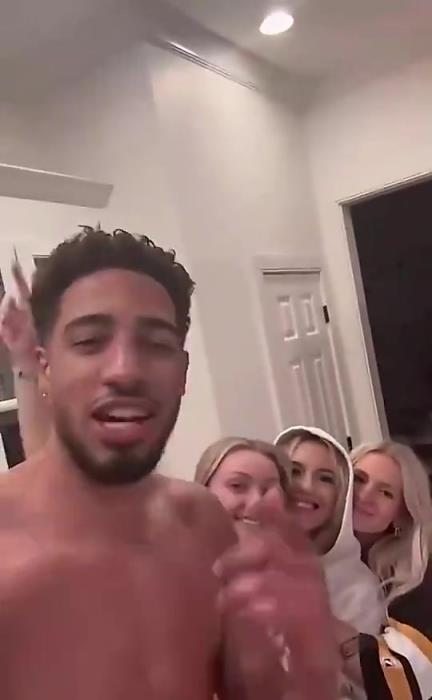 今日怒砍歷史級三雙！哈利此前光著膀子與三位金發(fā)美女同框