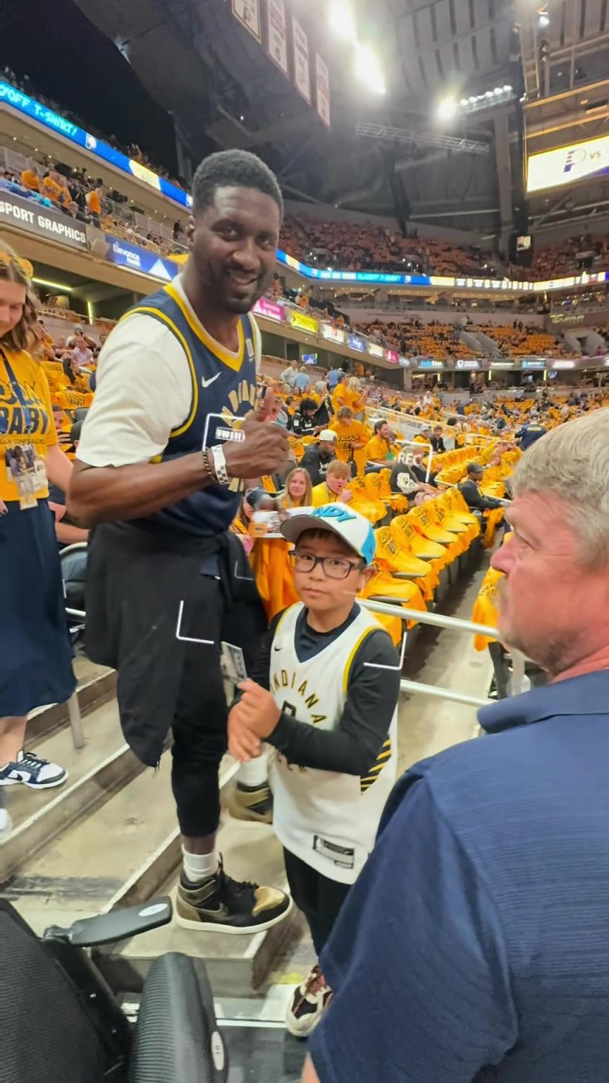 現(xiàn)在真成高圓圓了！步行者名宿希伯特現(xiàn)身主場給小球迷簽名