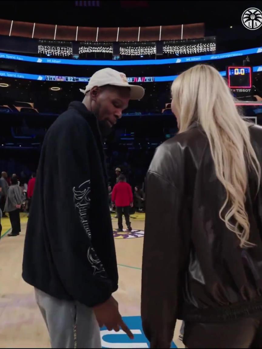 小帥這氣質(zhì)！杜蘭特與庫里教妹布林克擁抱，眼睛好像一直偷瞟布林克大長(zhǎng)腿