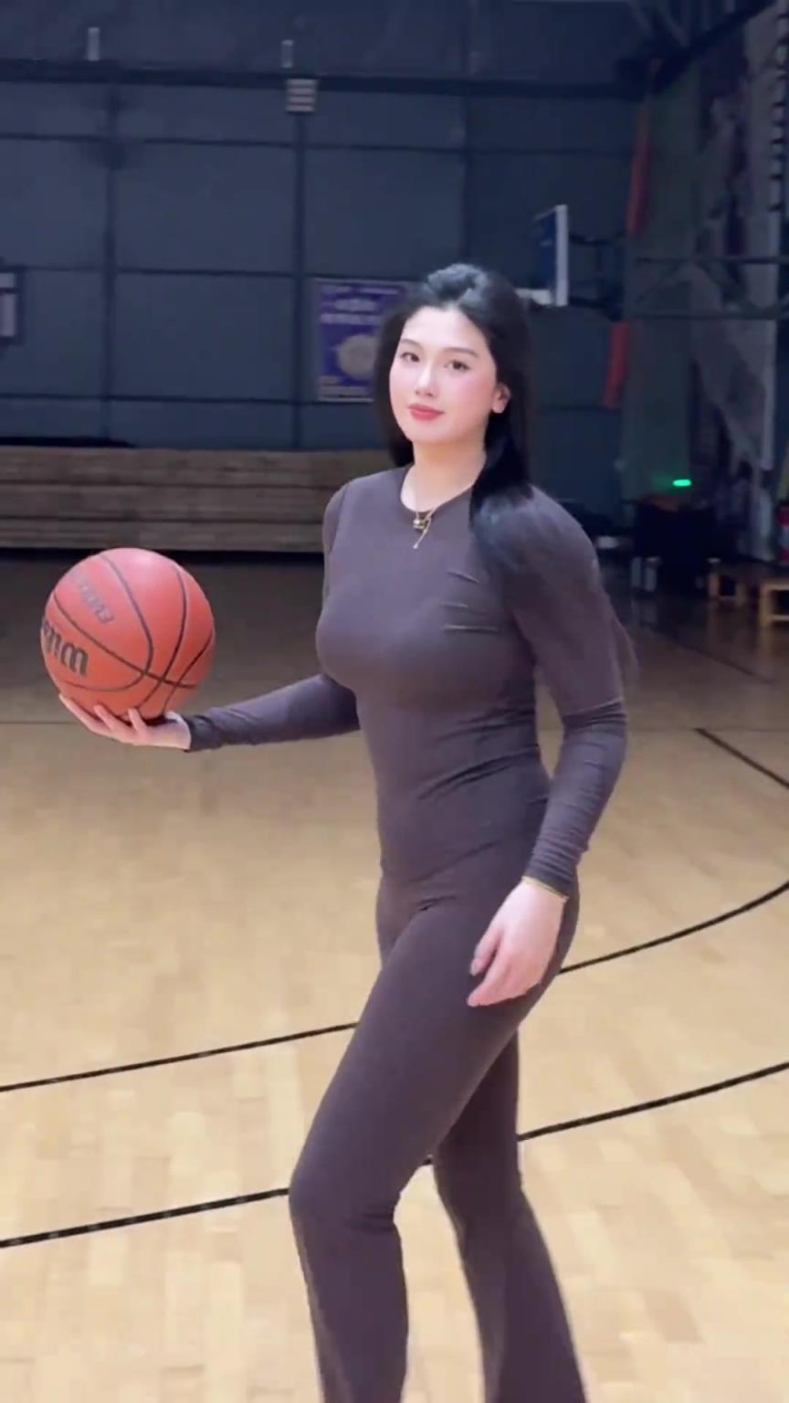 低配版卡戴珊！野球場肘姐這身材，懂的吧友都懂！