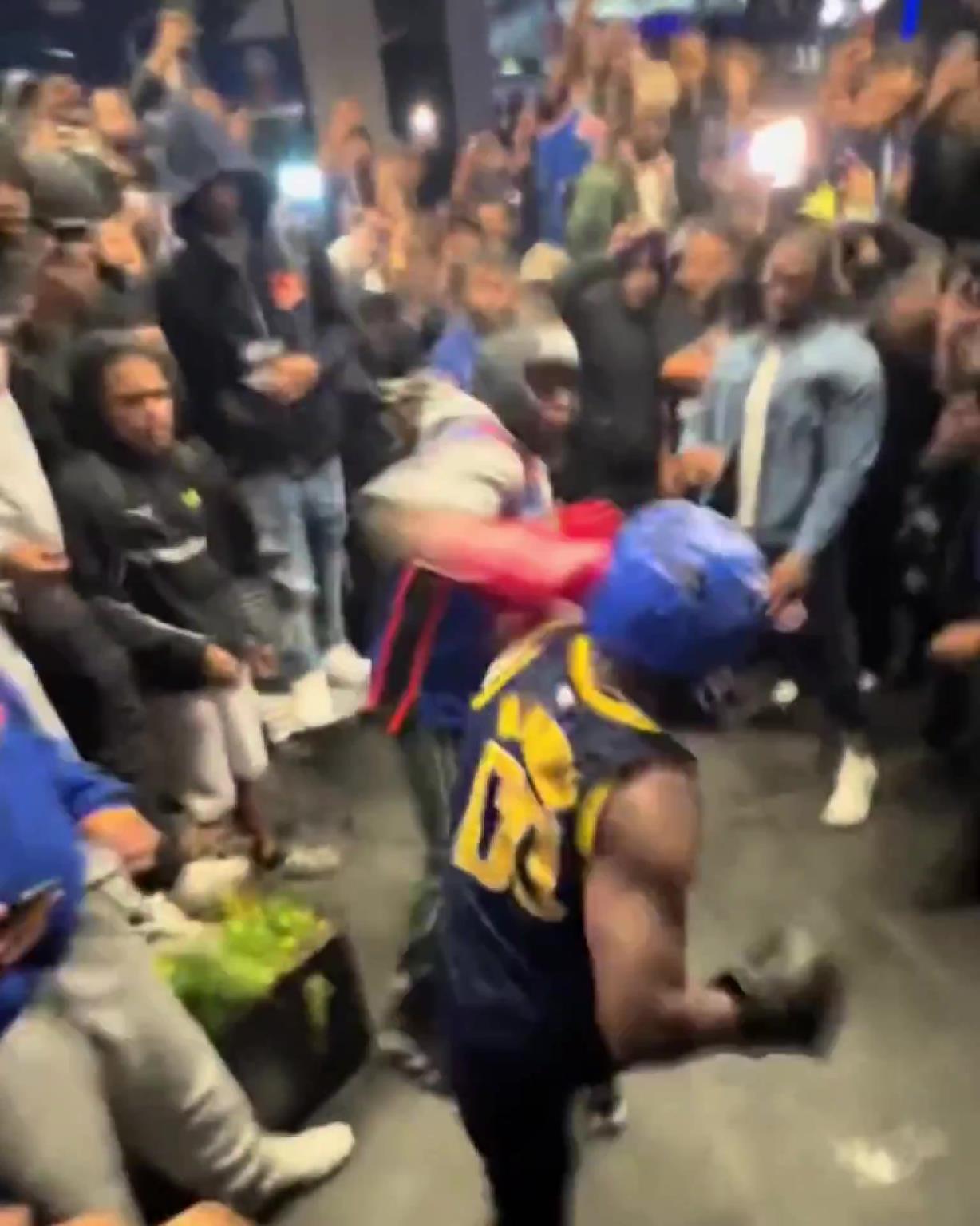 這不比場(chǎng)上好看？尼克斯&步行者球迷賽后直接1v1拳擊