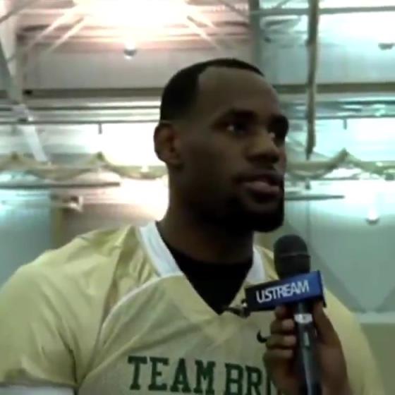 哥兩個(gè)還會(huì)這個(gè)??？11年NBA停擺期間老詹和阿杜組隊(duì)玩橄欖球