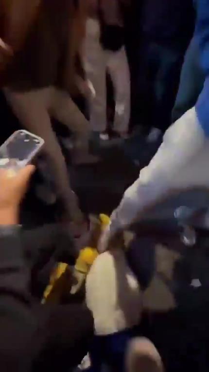 驚！尼克斯大勝步行者后，哈利伯頓遭主場(chǎng)球迷群毆