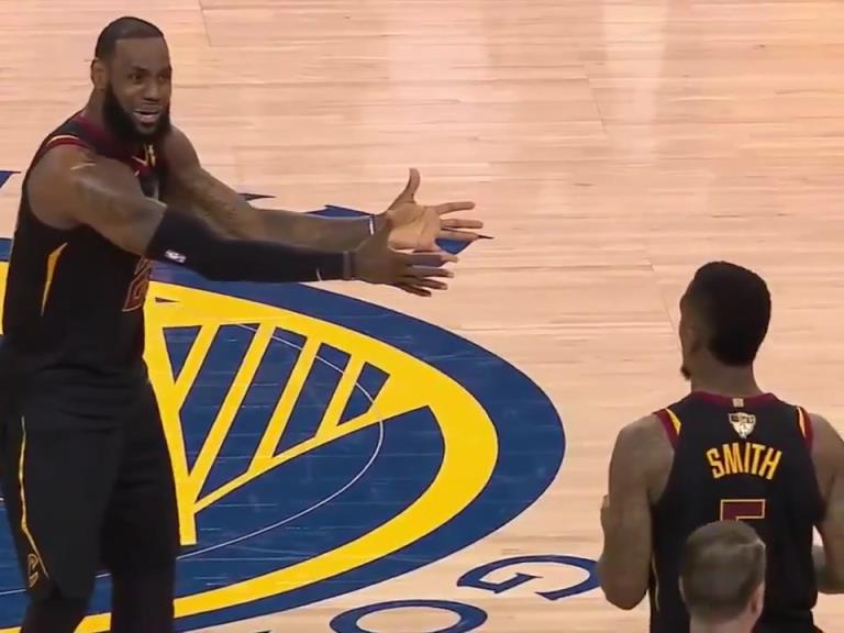 名場(chǎng)面！JR搶下關(guān)鍵籃板沒(méi)看表，老詹質(zhì)問(wèn)JR為何傳球