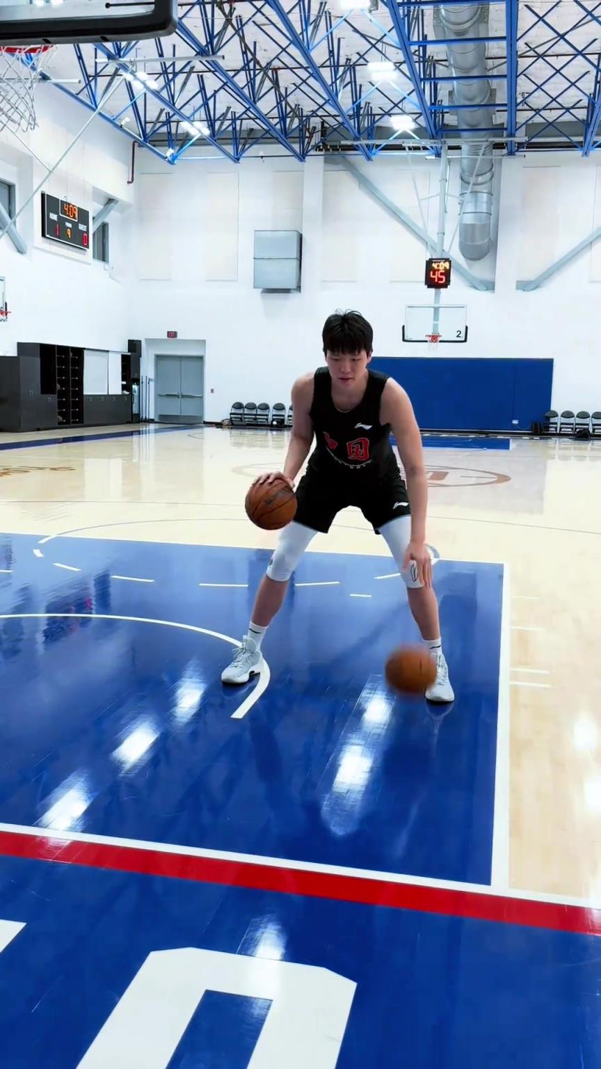 楊瀚森今日份訓練！這個左右手運球協調性真不錯