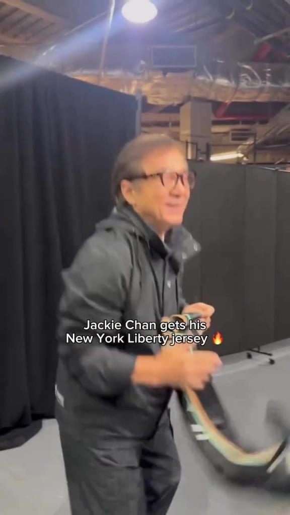 肌肉記憶！成龍這幾下空氣運球像是進了家具城