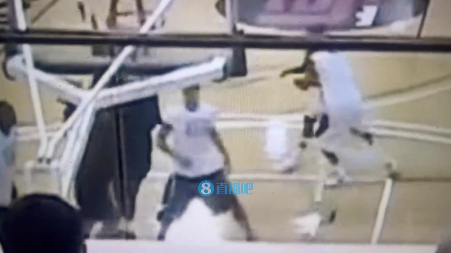 引熱議！美媒翻舊賬：當年詹姆斯被大學生隔扣，耐克沒收了錄像帶