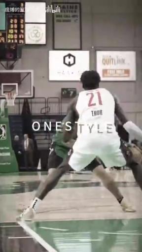正統美式后衛(wèi)！JD戴維森炒菜后低手合球，對抗上籃打進！