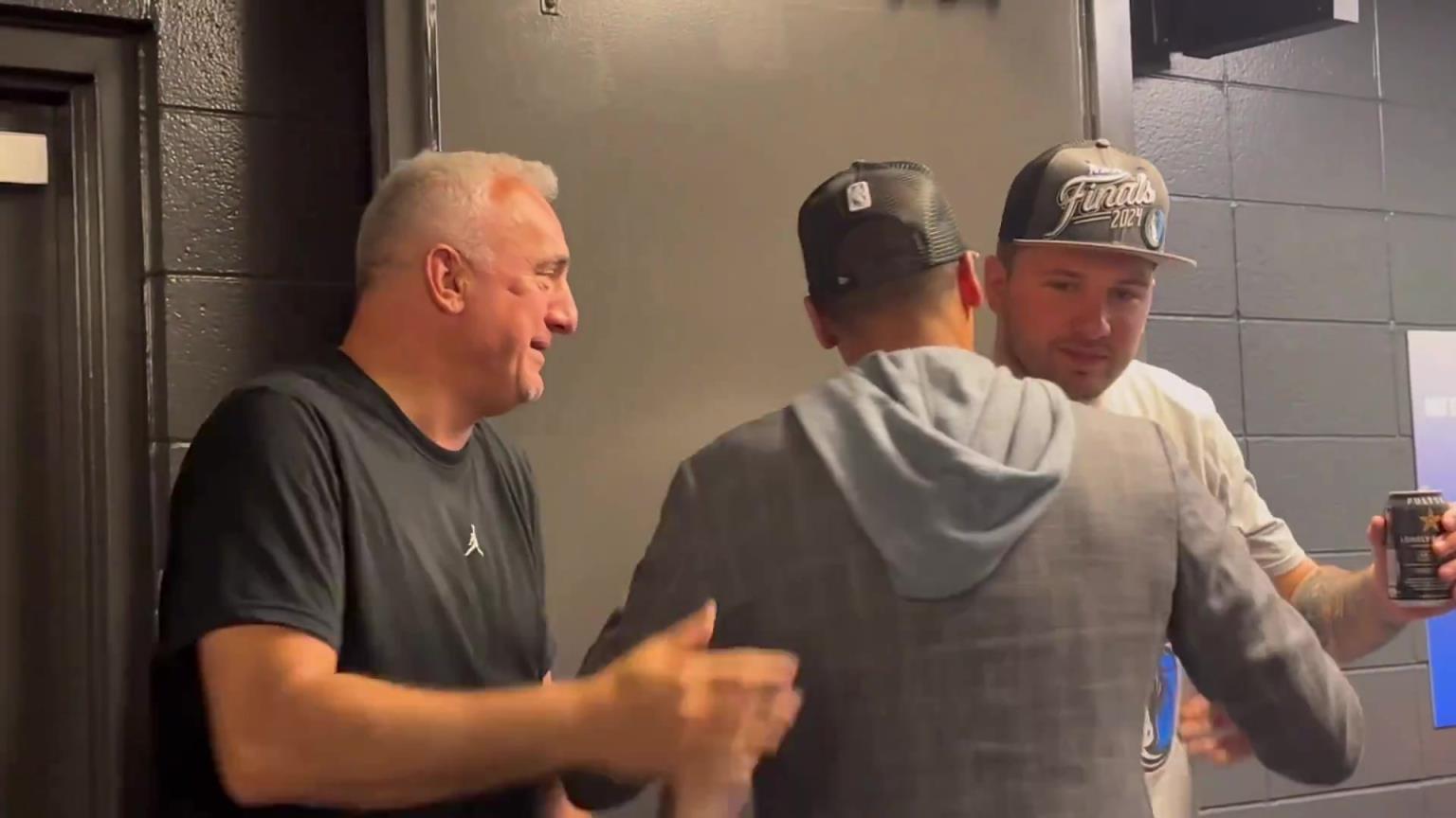 去年的今天，東契奇率隊殺入總決賽，賽后喝啤酒被芬利沒收