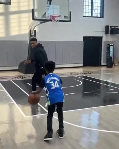 交易價值急劇下降！字母哥和小球迷單挑被當面絕殺