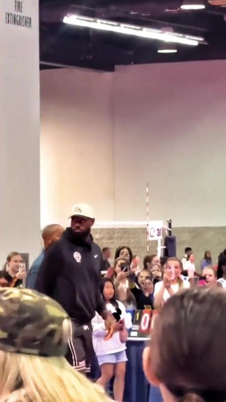 什么是巨星啊！詹姆斯現(xiàn)身排球場(chǎng)被小球迷包圍 這就是行走的流量