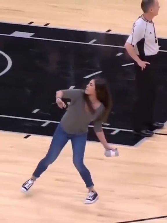 不愧是美國(guó)女籃主力，普拉姆的力量太嚇人了