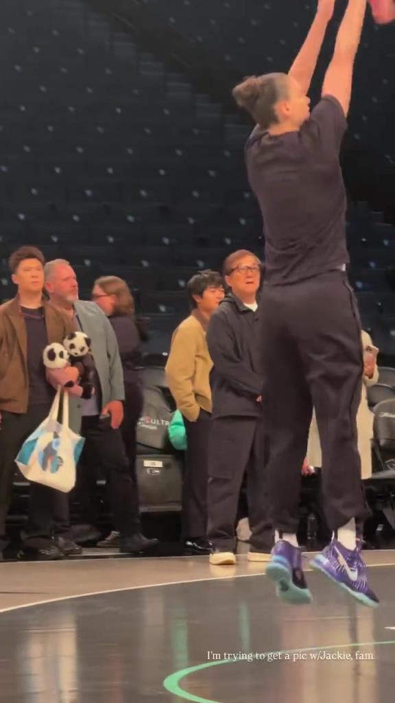 71歲成龍現(xiàn)身巴克萊中心看女籃比賽：她們投籃怎么那么準(zhǔn)?。。?>
                                <div   id=