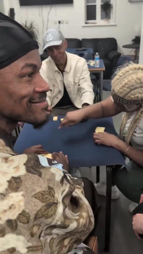 想找到巴特勒很簡(jiǎn)單，因?yàn)樗辉诨@球場(chǎng)，就在棋牌室